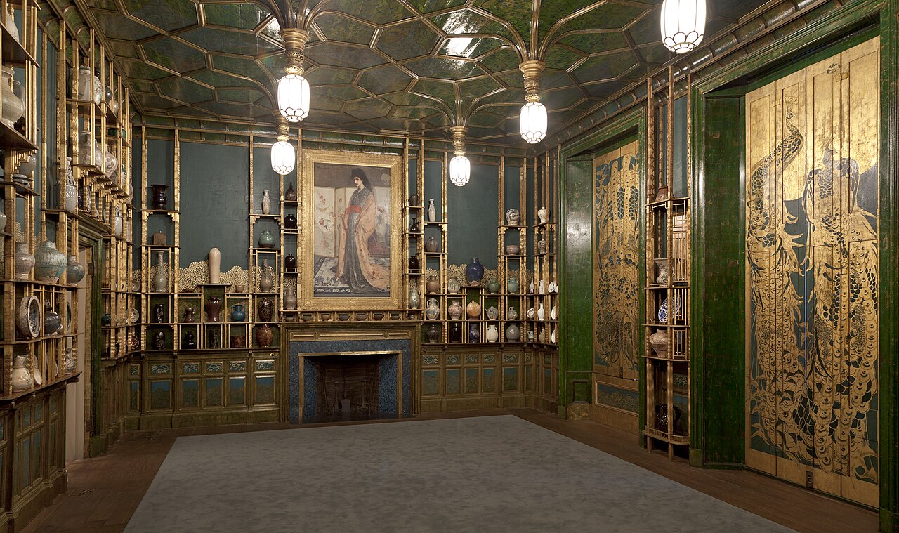 2011年のFreer美術館展示。1908年頃のFreer邸の陶器配置を美術館が再構成した室。これは2011年撮影・2014年公開の美術館写真で、1908年の私邸実景ではない。